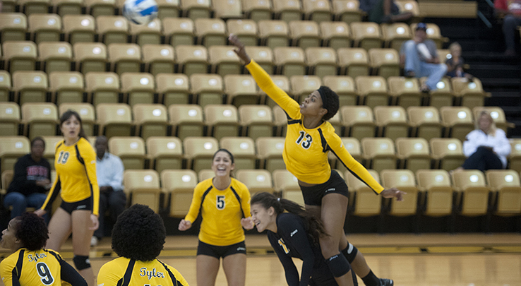 Volleyball Captures Two Wins at TJC Invite